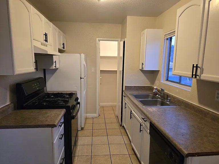 1724 Breckenwood Ct — Photo 2
