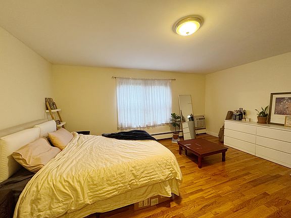 4th image of 275 Hoym St APT 1G