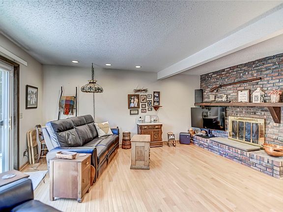 3rd image of 3058 Blackstone Dr