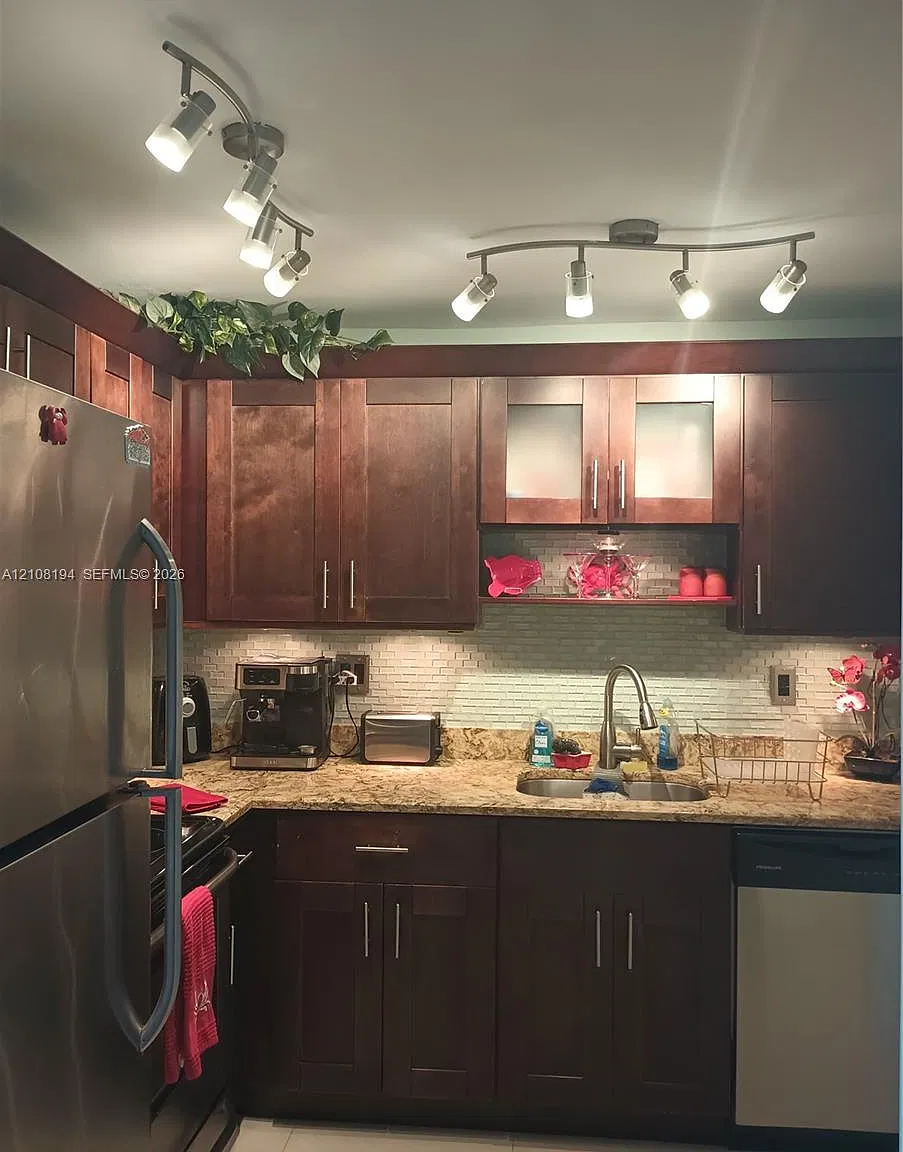 Chelsea Bayview Condo — Photo 1