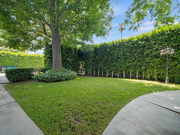 3rd image of 13573 Moorpark St #77