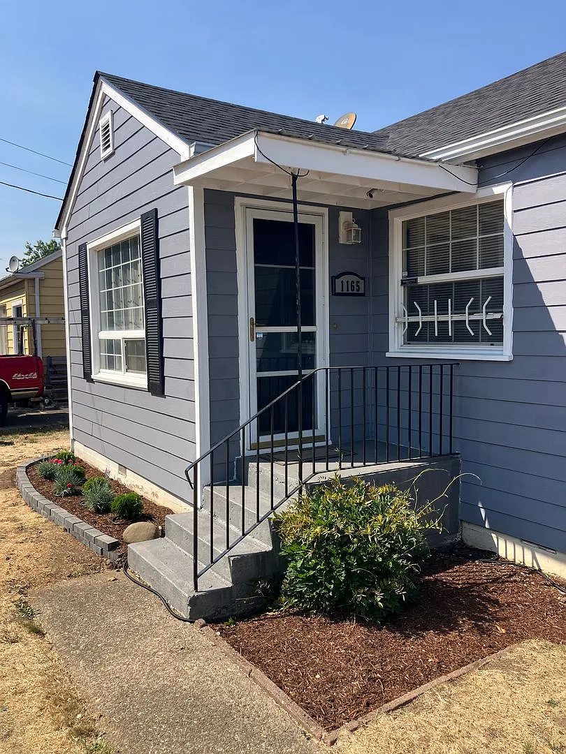 Cozy Two Bedroom Home in South Salem — Photo 2