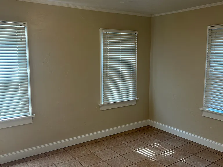 405 NW 32nd St #1/2 — Photo 7