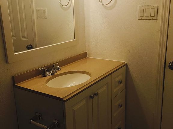 4th image of 304 Vassar Dr SE APT 4