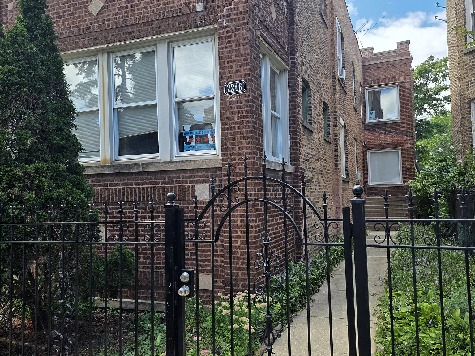 2 bed, 800 sqft, $1,600 — Photo 1