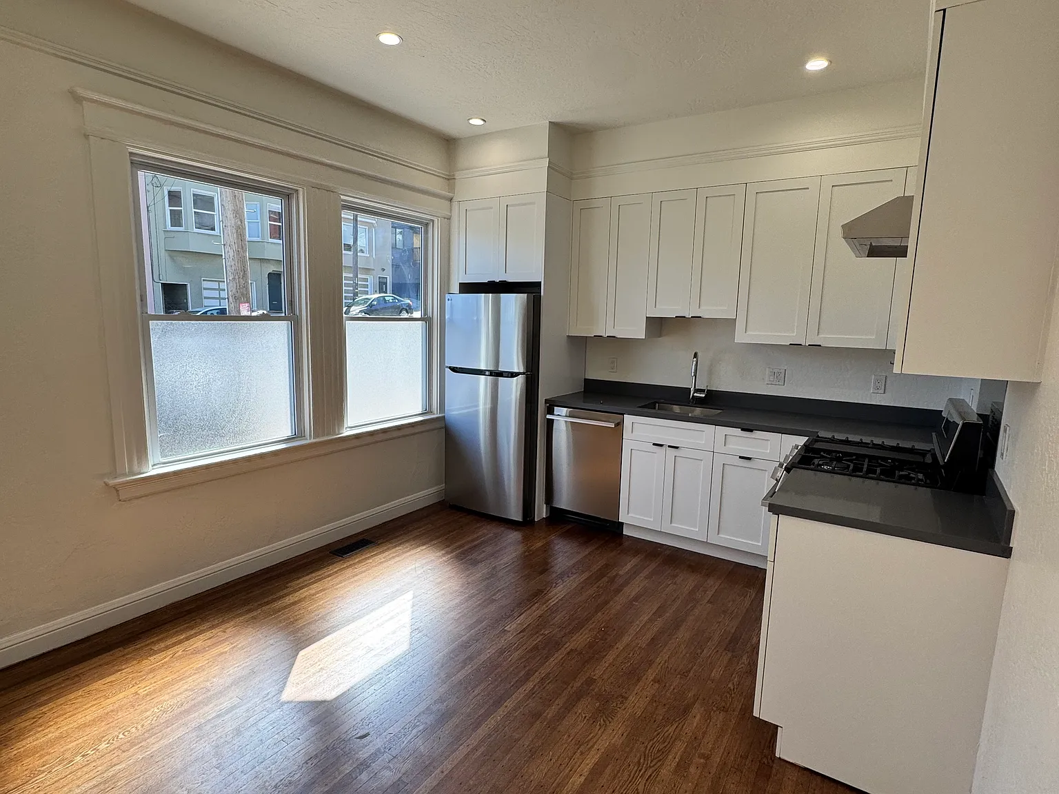 2 bed, 900 sqft, $6,000 — Photo 2