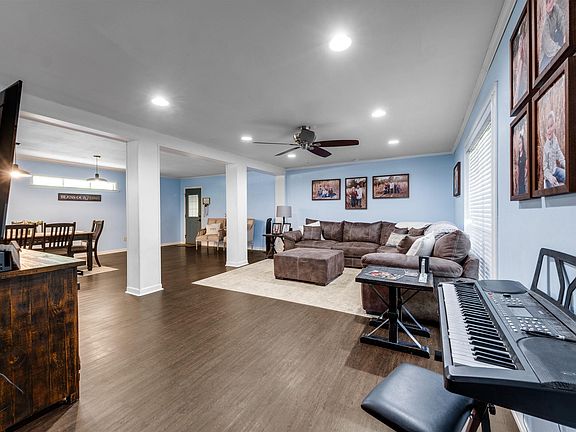 3rd image of 207 Lakeshore Dr