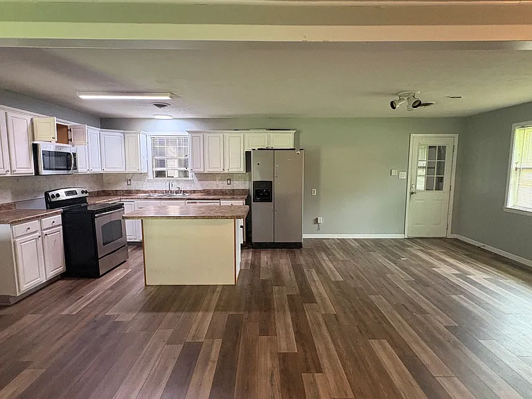 2736 Lawndale Dr — Photo 4