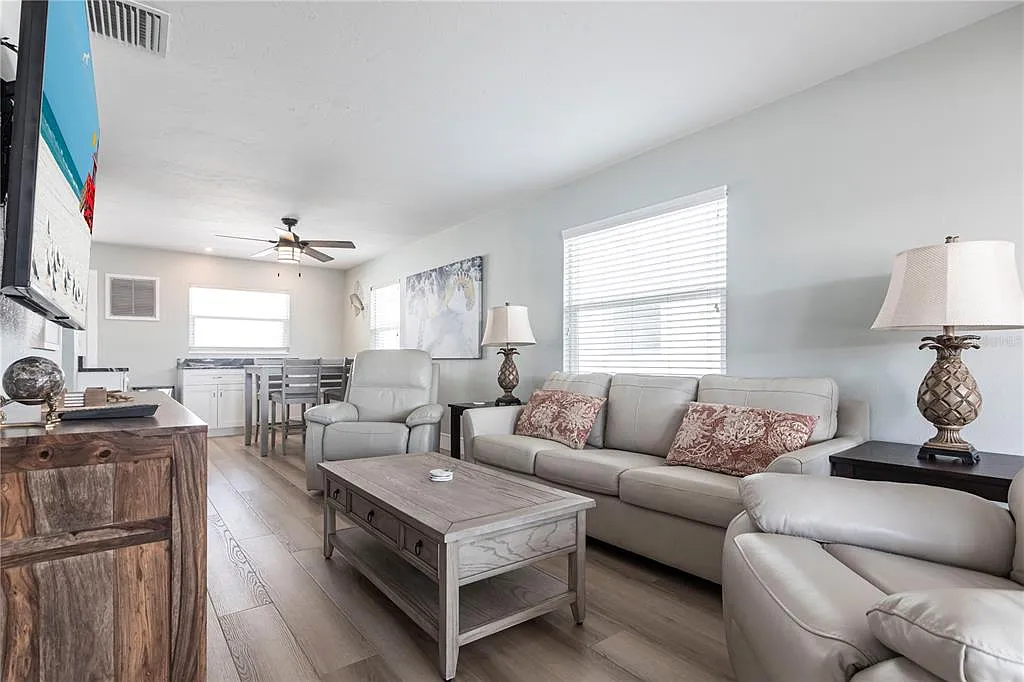1 bed, 1.0 bath, 672 sqft, $8,700 — Photo 2