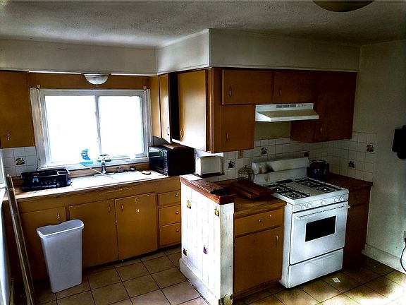 3rd image of 2628 Carmel Blvd APT 2E