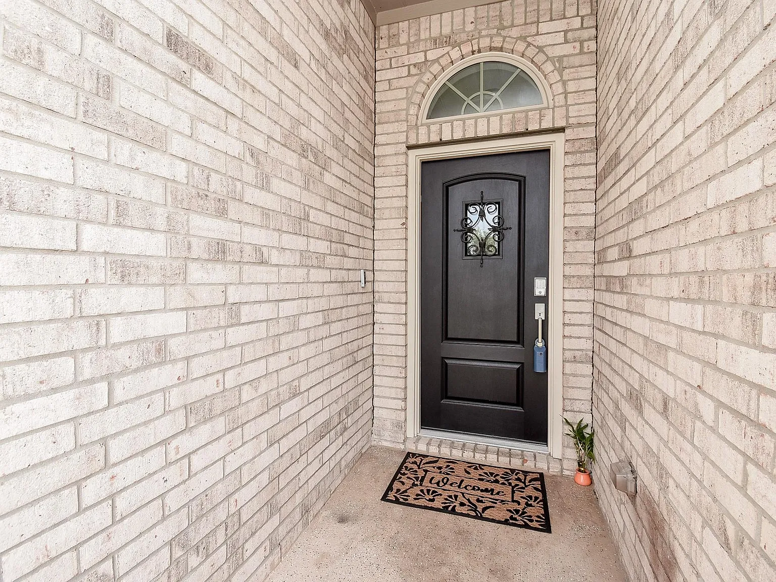 4 bed, 2.0 bath, 1954 sqft, $2,200 — Photo 4