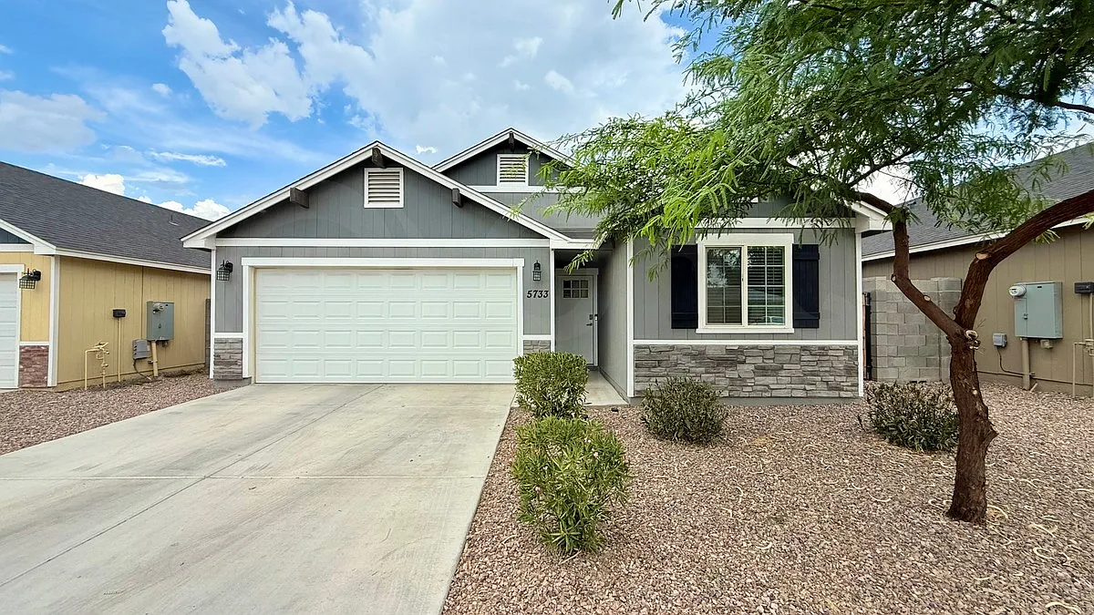 3 bed, 2.0 bath, 1128 sqft, $2,199 — Photo 1