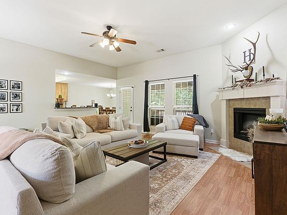 4th image of 1810 White Oak Cir