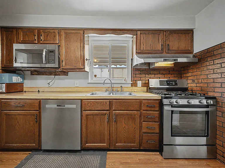 29438 Elmwood St — Photo 10