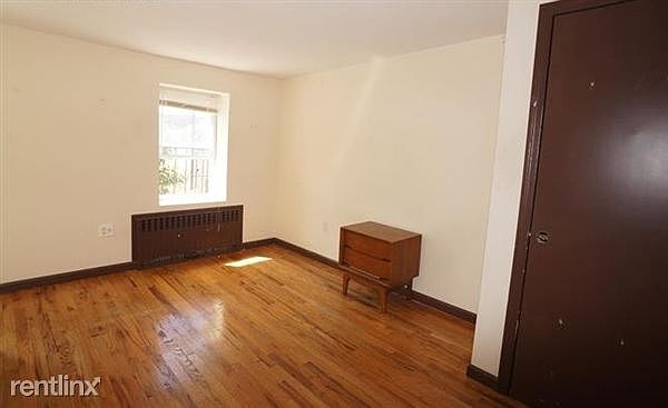2nd image of 131 Hart St