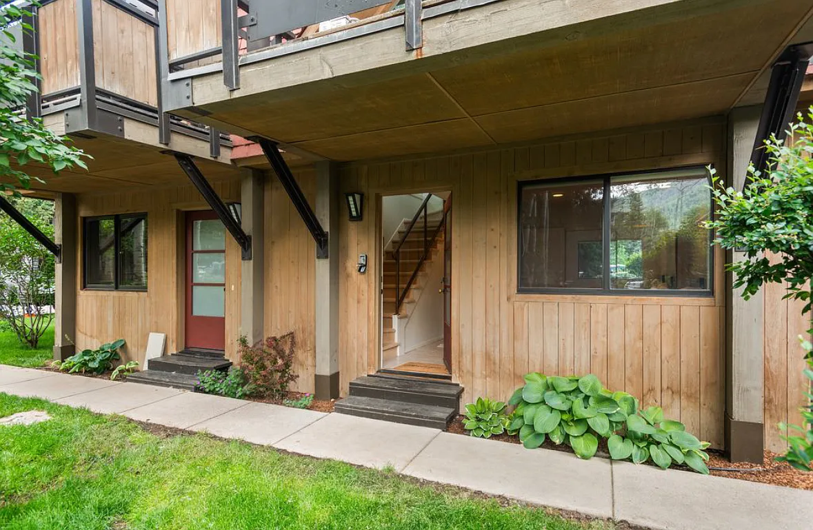 3 bed, 965 sqft, $14,000 — Photo 2