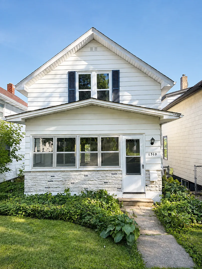 Available September! - 2 Bed 1 Bath Home! — Photo 1