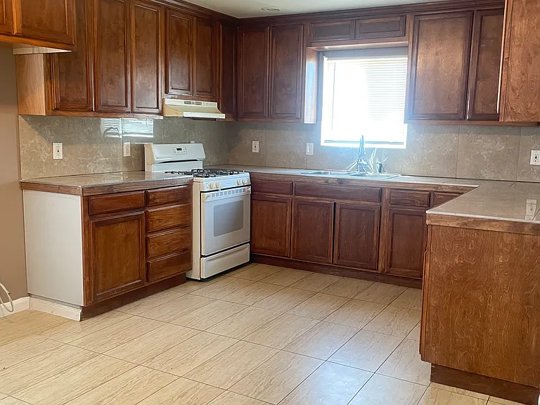 730 Benson Ave — Photo 8
