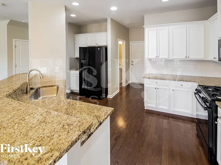 445 Whispering Breeze Ln — Photo 6