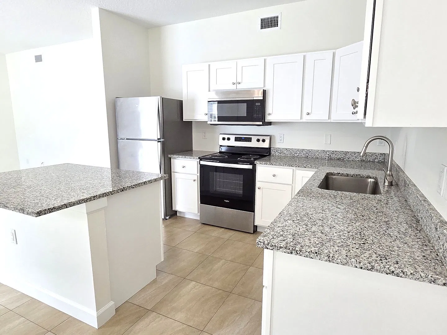 Beautiful Condo in Walkable Downtown Location~Granite~Tile Through Out — Photo 3