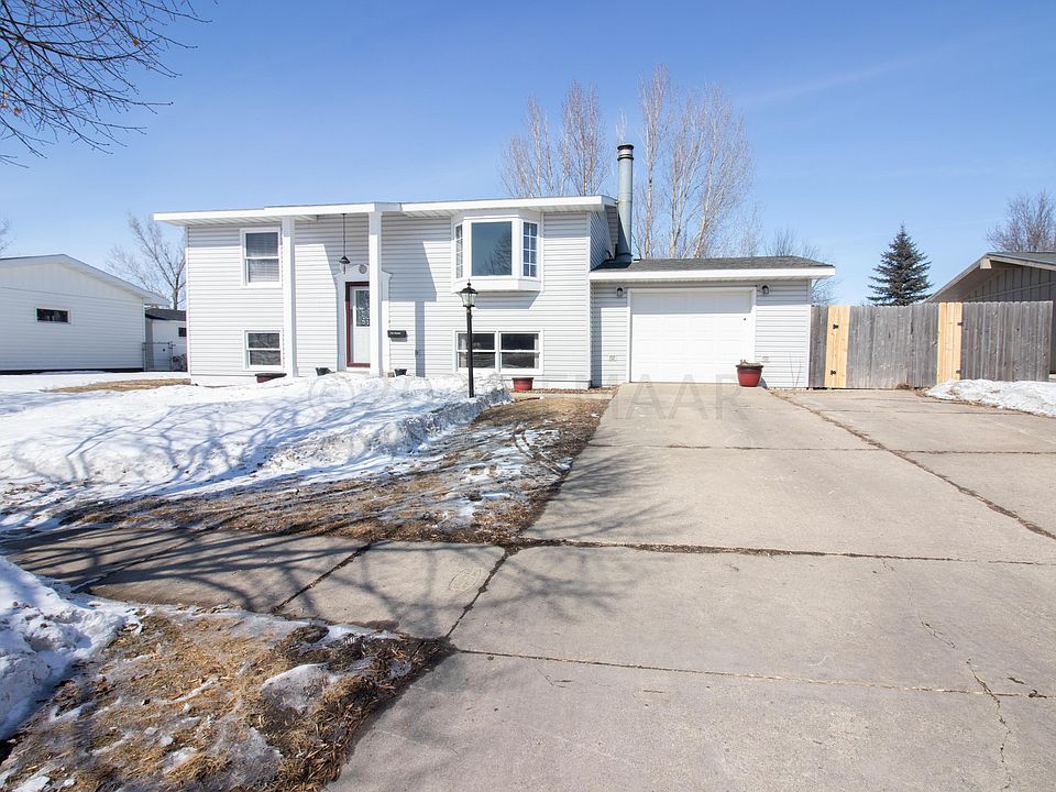 1st image of 934 7th Ave W