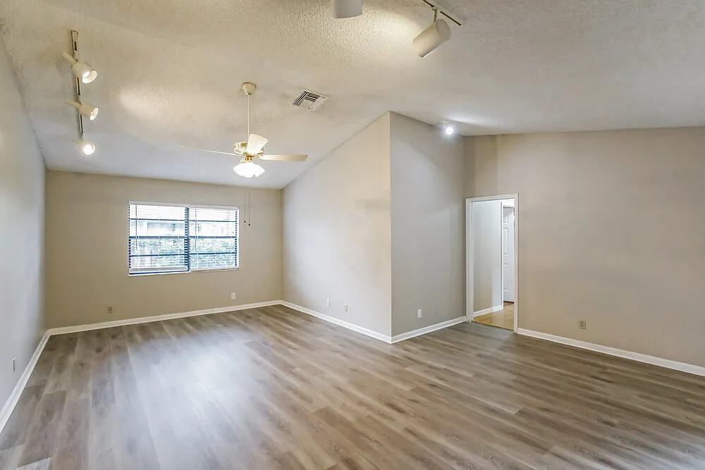 4 bed, 2.0 bath, 2215 sqft, $3,425 — Photo 4