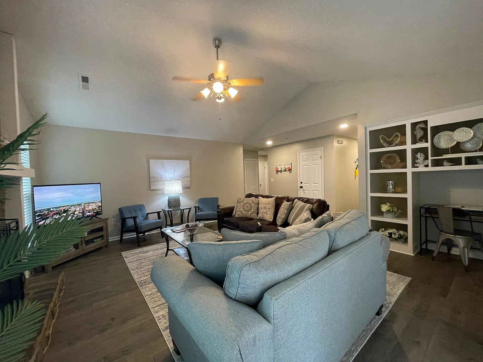 305 Summerfield Ct — Photo 3