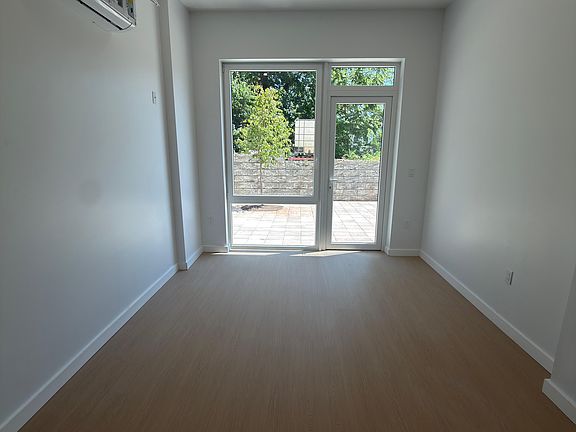 4th image of 75 Webster St #3