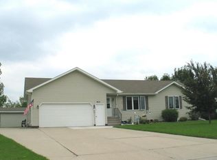 913 9th Ave SE, East Grand Forks, MN 56721