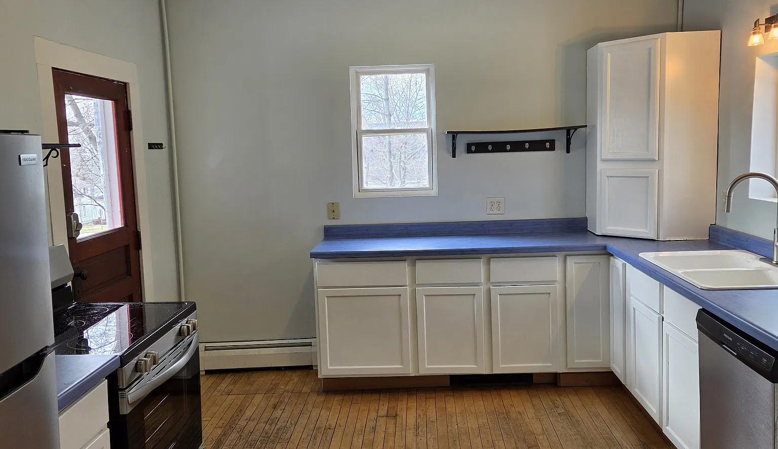 4 bed, 2.5 bath, 2017 sqft, $2,900 — Photo 3