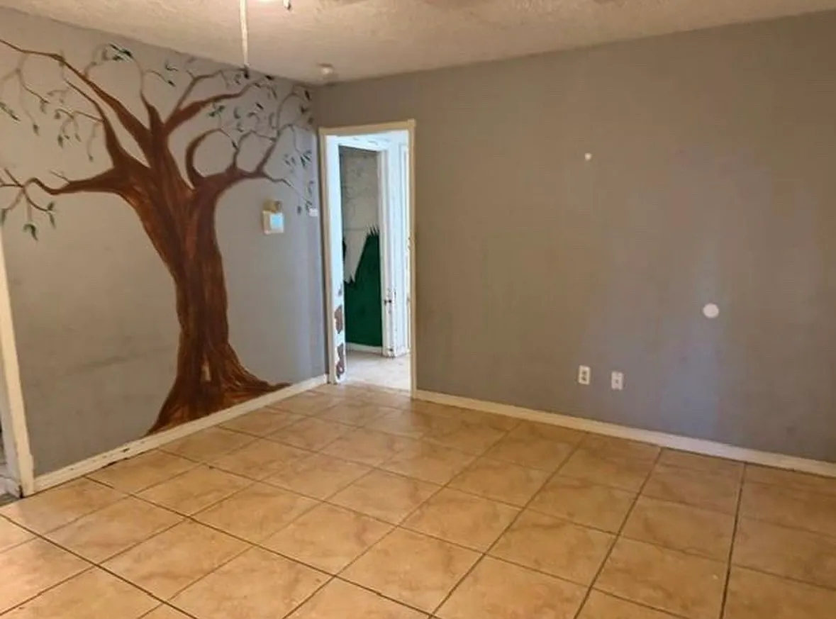 3 bed, 858 sqft, $1,300 — Photo 4