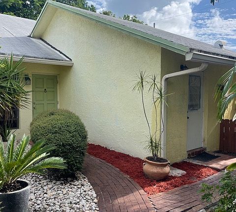 3rd image of 734 NE 15th Ave