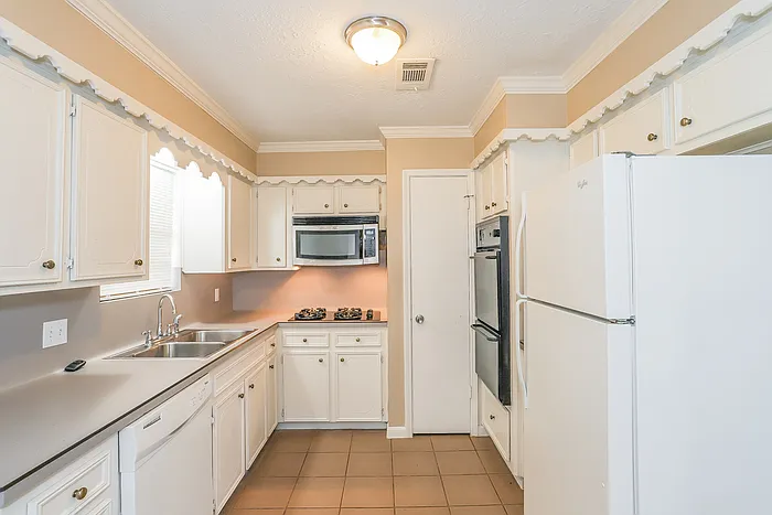 4313 Lariat Dr — Photo 6