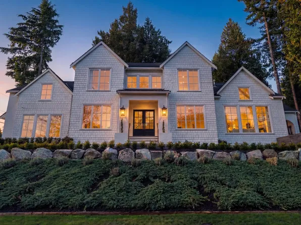 1688 127th St, Surrey, BC V4A 3S1