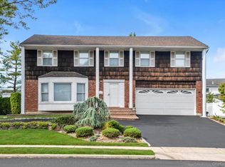 4 Carriage Rd, Roslyn, NY 11576