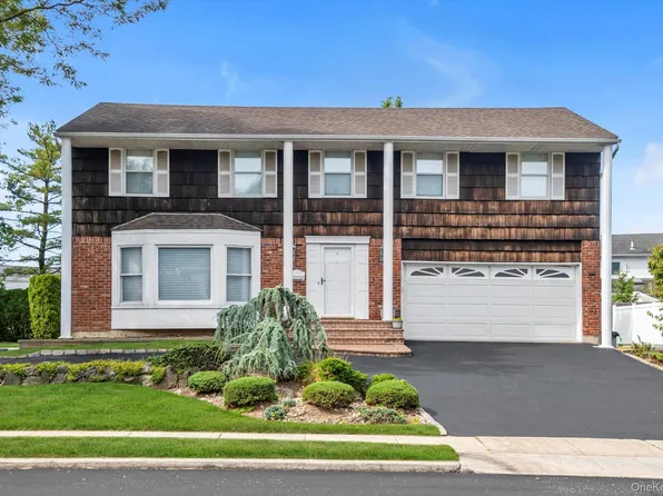 4 Carriage Road, Roslyn, NY 11576