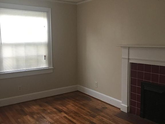 3rd image of 20 Hawthorne Ln