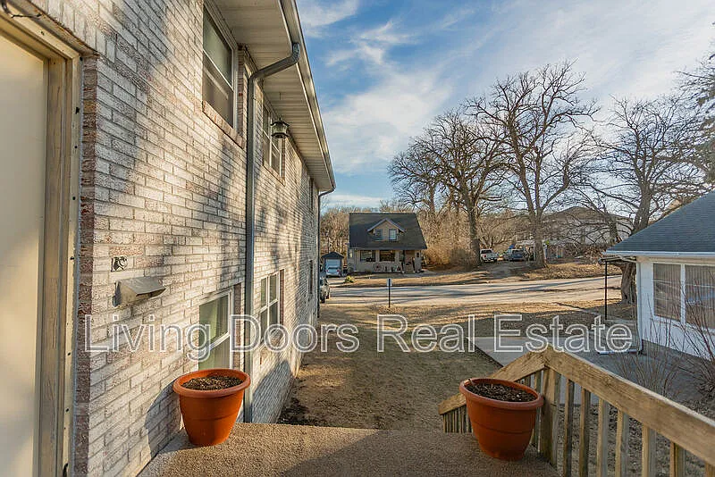 3 bed, 1.0 bath, 1000 sqft, $995 — Photo 2