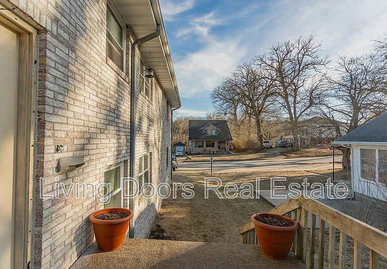 402 W Eldora Ave #D — Photo 2