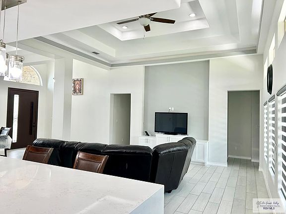 5th image of 6089 Surrey Ln