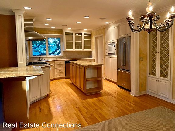 5th image of 1670 Hicks Ave