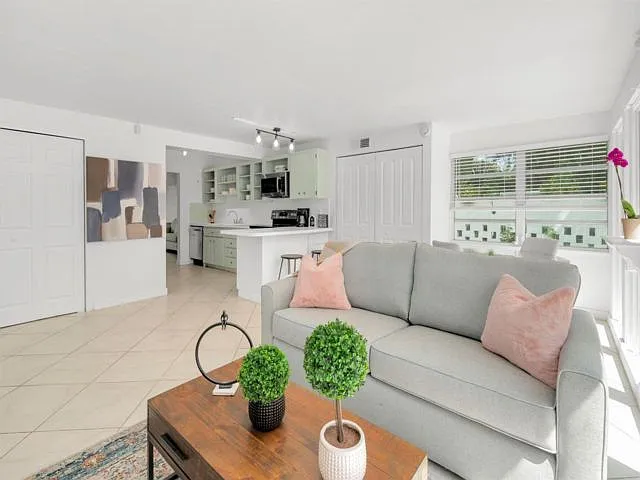 842 SW 11th Ct — Photo 12