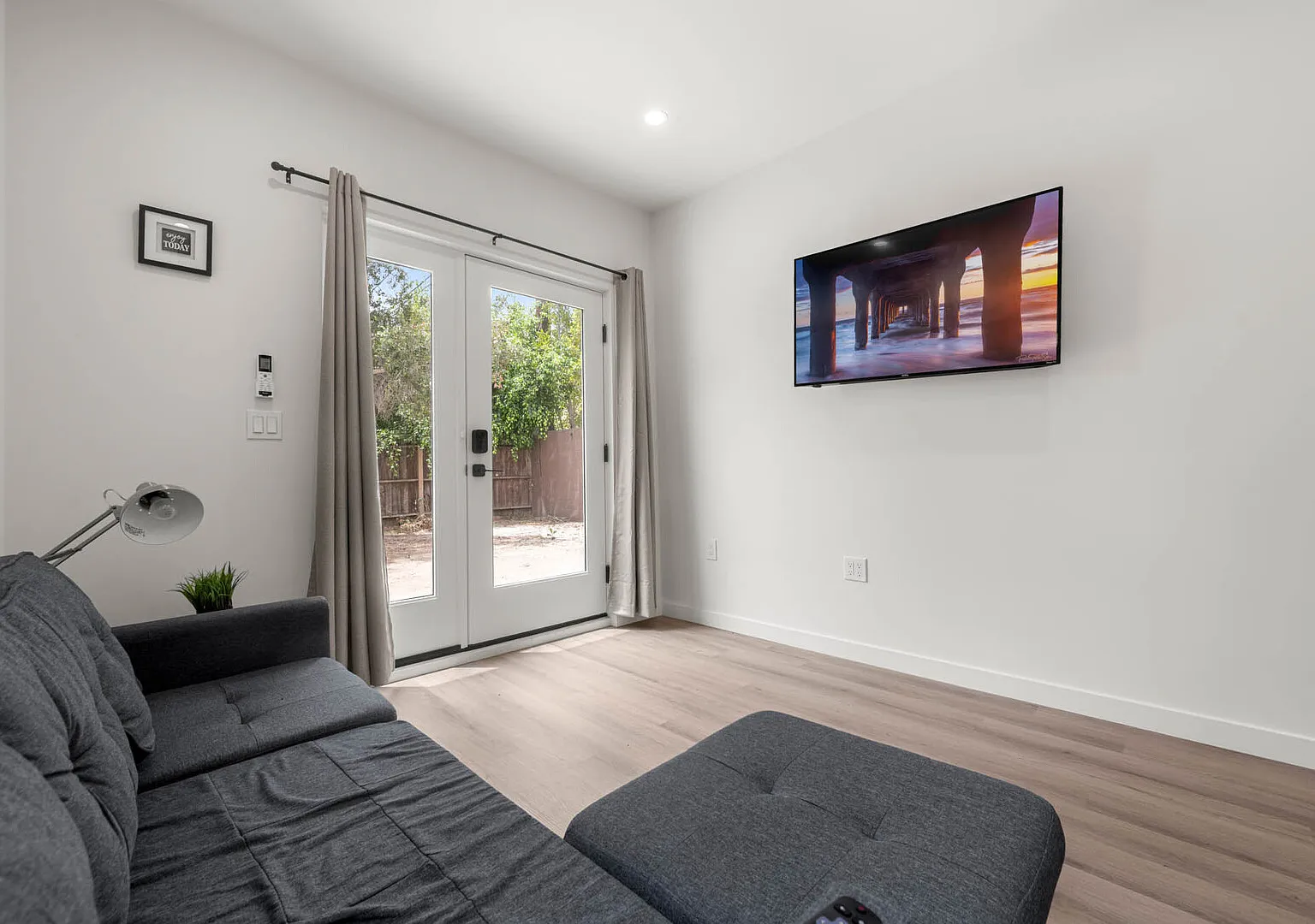 Available Los Angeles 1 bedroom ADU -Right by hospitals-Furnished — Photo 2