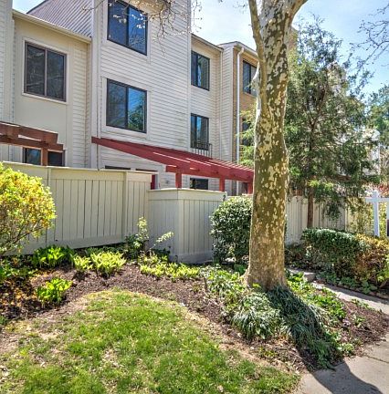 2nd image of 2 Lea Pond Ct