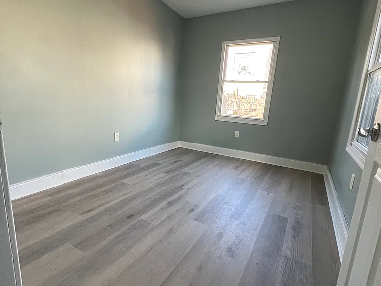 445 W Carey St — Photo 2