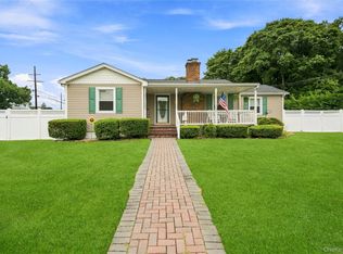 494 N Putnam Avenue, Lindenhurst, NY 11757