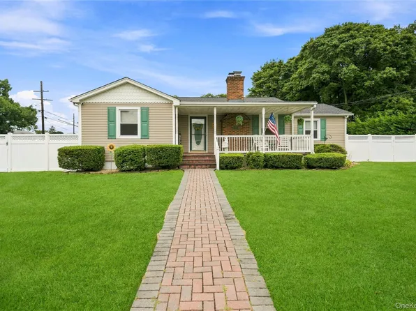494 N Putnam Avenue, Lindenhurst, NY 11757