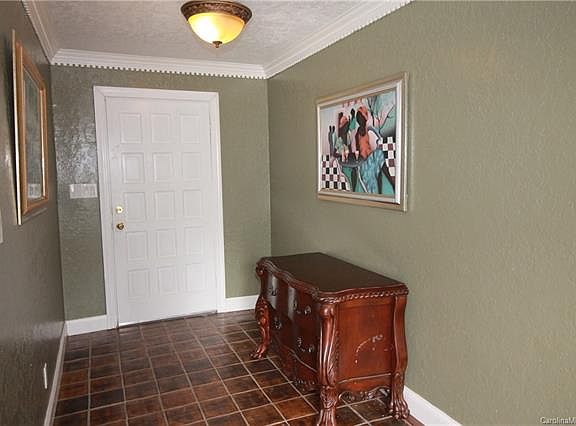 3rd image of 709 Tanglewood Dr