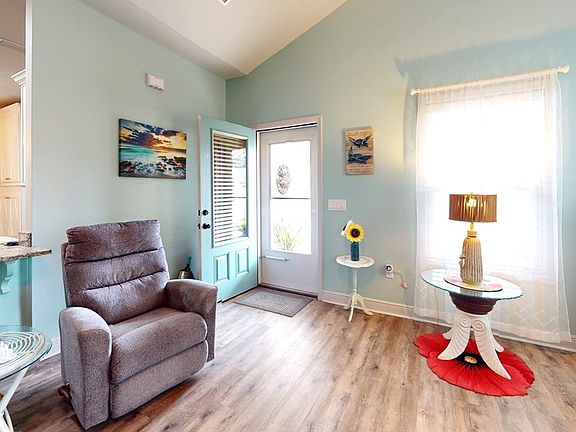 4th image of 105 Saunders Cir