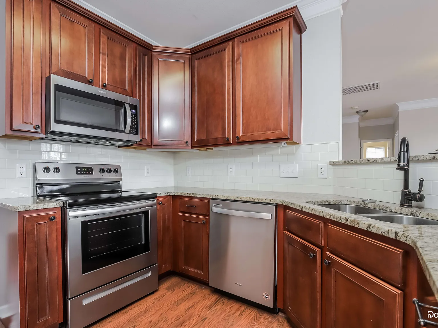 3 bed, 2.5 bath, 2183 sqft, $2,320 — Photo 2